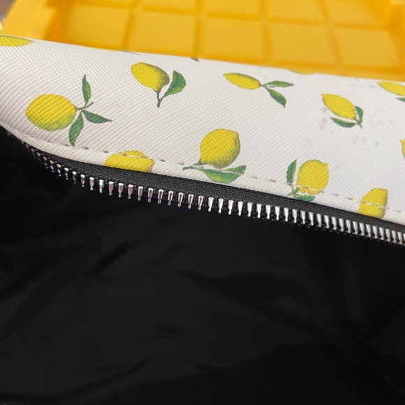 RAE DUNN COMESTIC BAG NWT REFRESH LEMONS DESIGN - Picture 5 of 5